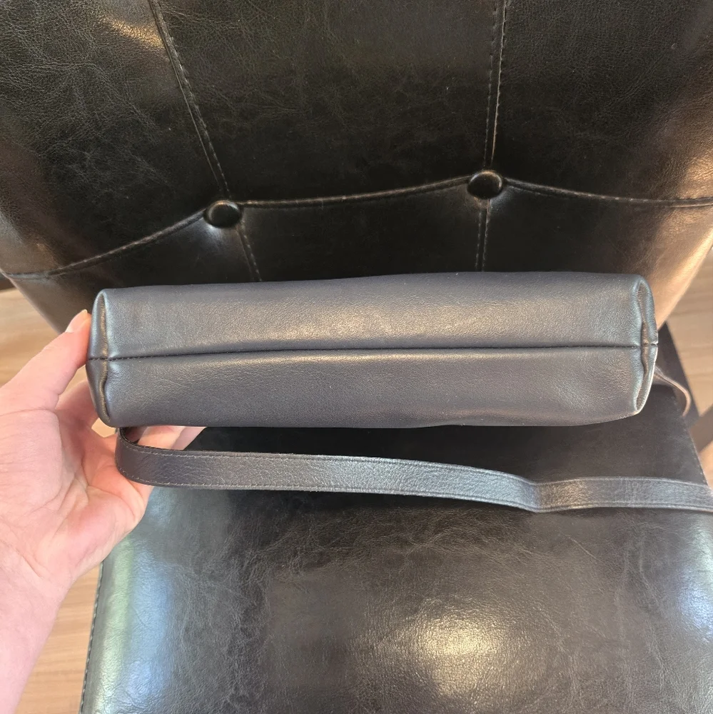 Etienne Aigner Navy Leather Bag with Gold Details - Picture 7 of 9